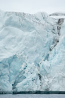 Cracks / Cracks in the face of the glacier at Samarinvågen / Brepollen, Svalbard